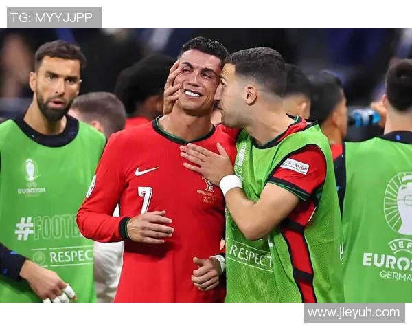 C罗绯闻再掀波澜新恋情曝光引发媒体热议与球迷关注 C罗绯闻再掀波澜新恋情曝光引发媒体热议与球迷关注